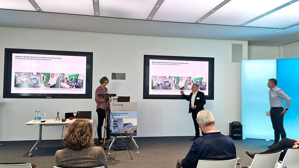 03 Fritz Staudacher erläutert das Blended Learning Setting am etz